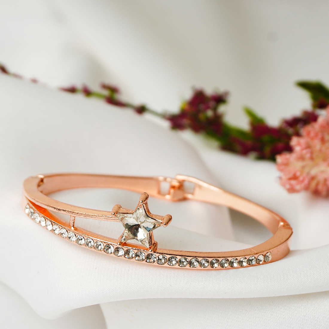 Rosegold Star Bangle Style Bracelet