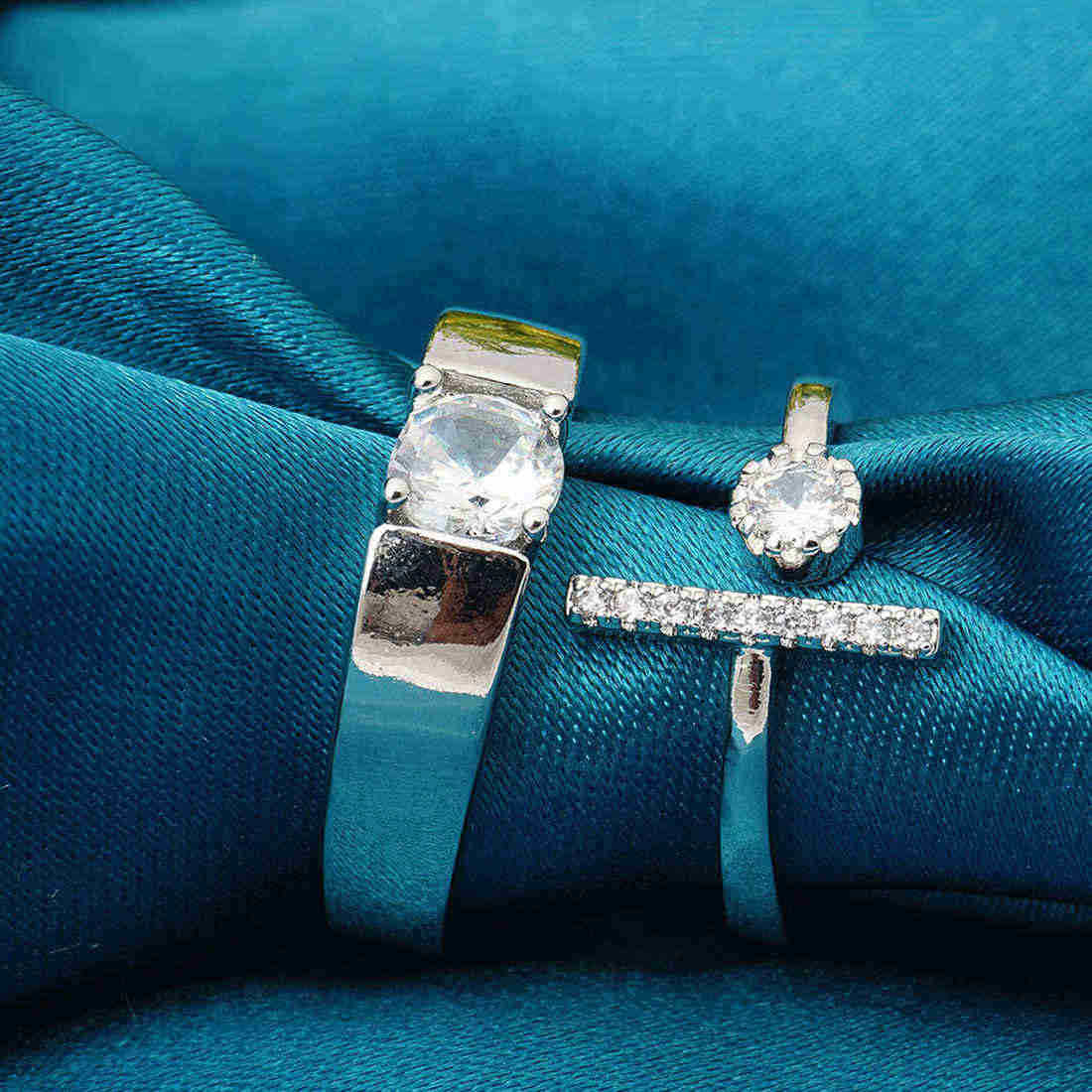 Circle Bar Crystal Couple Rings