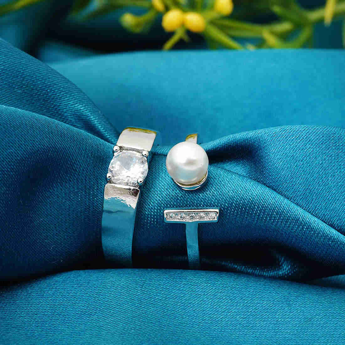 Circle Bar Pearl Couple Rings