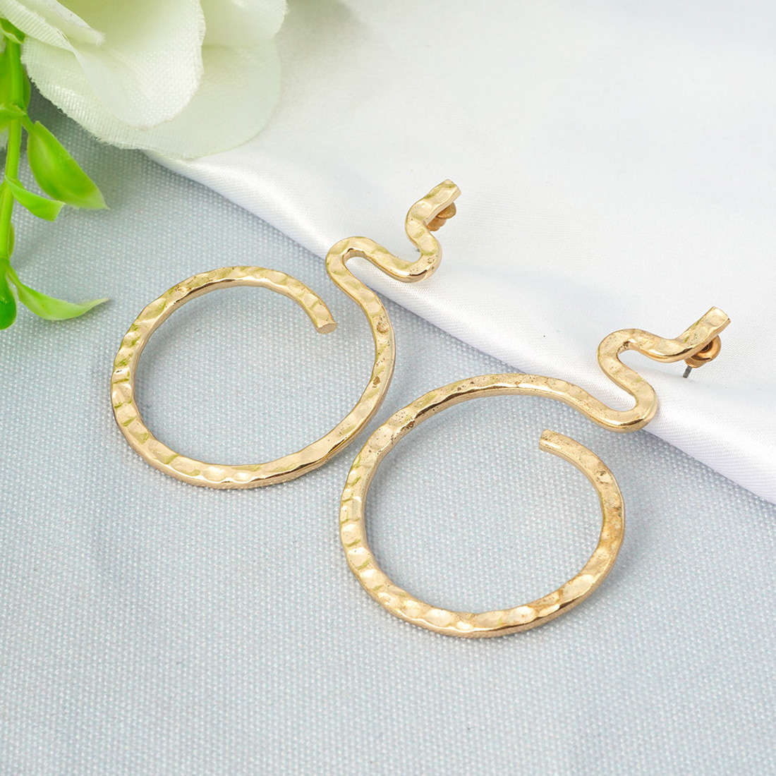 Gold Minimalist Twisted Earrings

