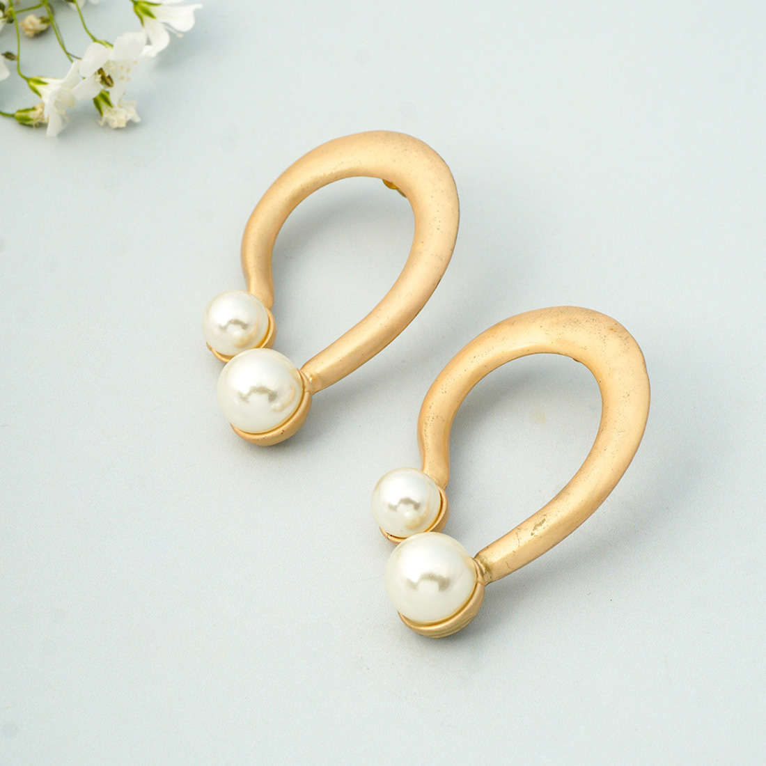 Pearl Gold Horse Shoe Studs
